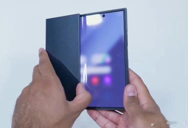 三星首款三折叠手机发布三星都做不到无折痕看图片这个折痕还是挺明显的不知道明年苹果