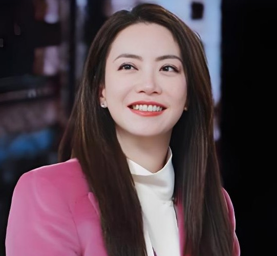 霍汶希晒出视频只见她情绪激动几乎是喊着对镜头说：“低胸，是低胸…”这到底是怎么