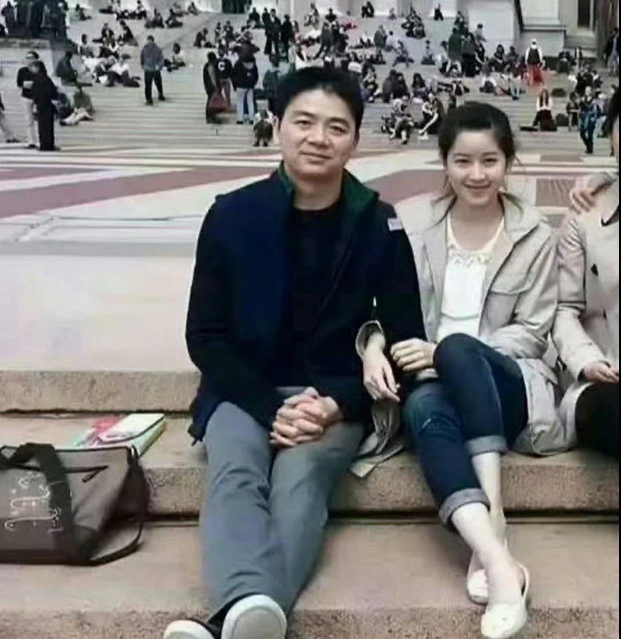这会的刘强东三十八岁，章泽天十八岁，刚认识不久​​​
