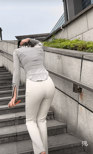 這丫頭走路有氣無力的，是不是喝多了啊！[捂脸哭]