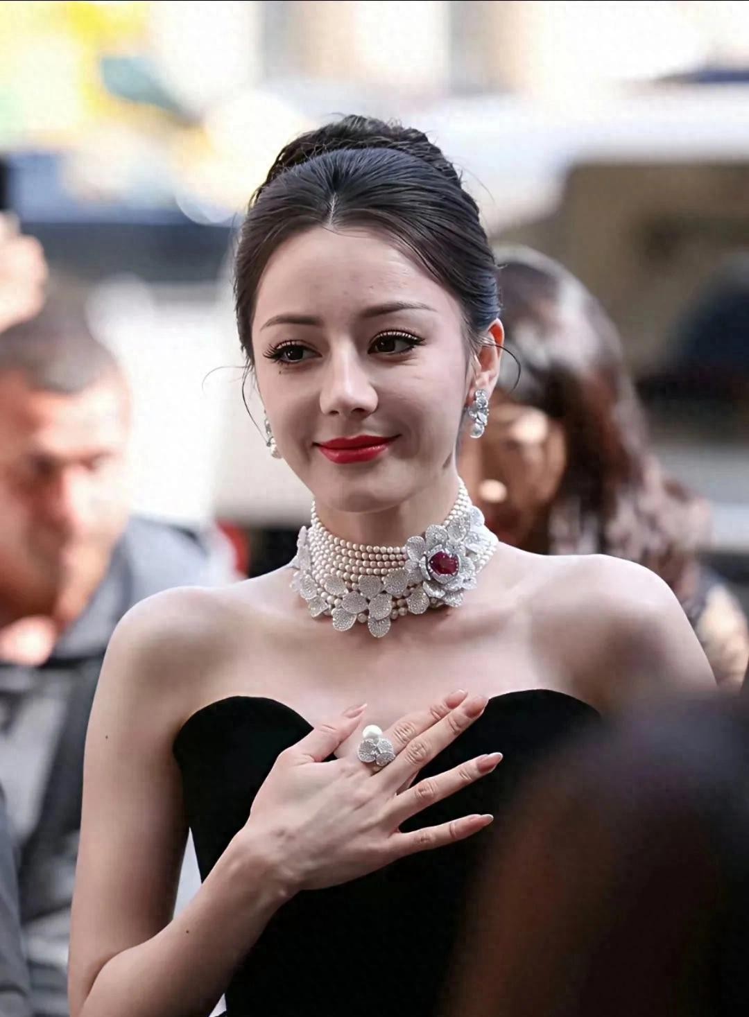 路人镜头下的迪丽热巴，这妆容显老态，化妆师可以辞退了