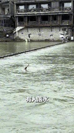 近日，这位大爷火到人民日报去了！凤凰古城，来游玩的人络绎不绝，就在大家都在尽情