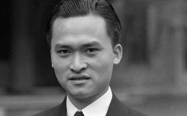 1942年，3名士兵被困海上的第6天，终于抓到了一条小鲨鱼，用刀把它刺死后，饿了