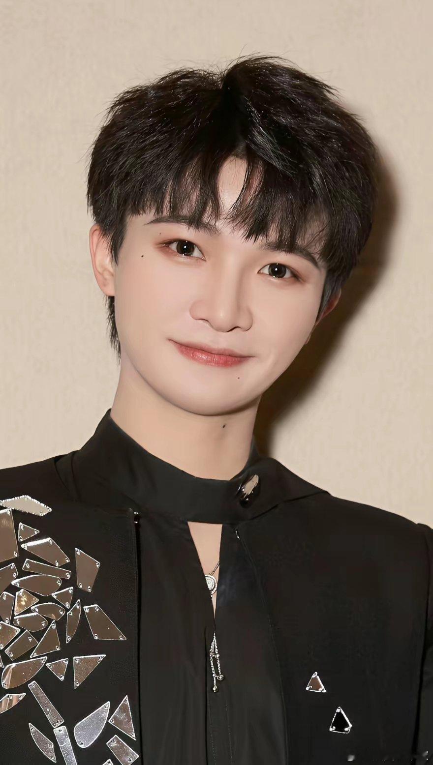 成龙大哥:“《小美满》啊，周深的歌，这孩子我喜欢，我唱我唱。”陈小春:“《借过一