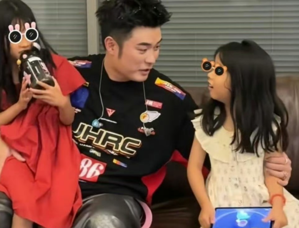 陈赫女儿是鹿晗干女儿五哈最新一期，五哈团路过手工小摊，鹿晗停下来买纪念品，陈赫