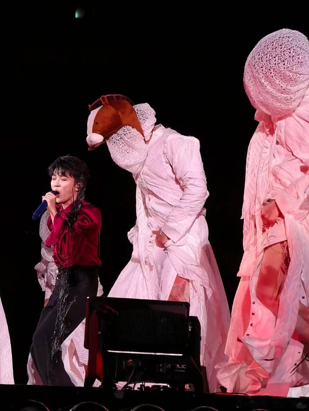 周深在舞台上开牧场到底是谁给周深团队的灵感？深圳场舞台秒变动物世界，猪牛马羊轮