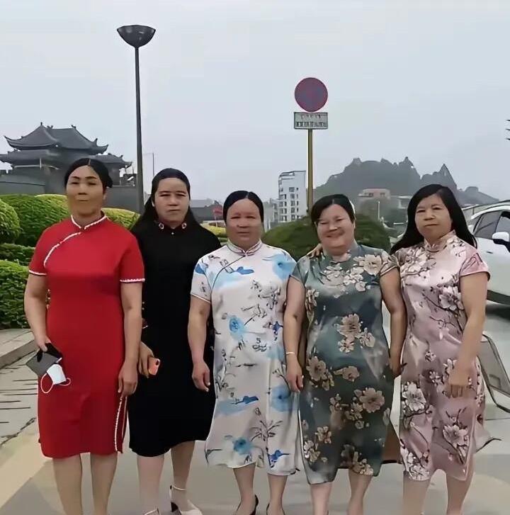 难道这几位大妈的朋友们，没有人提醒她们这样穿不好看，一点气质也没有的吗？本来旗袍