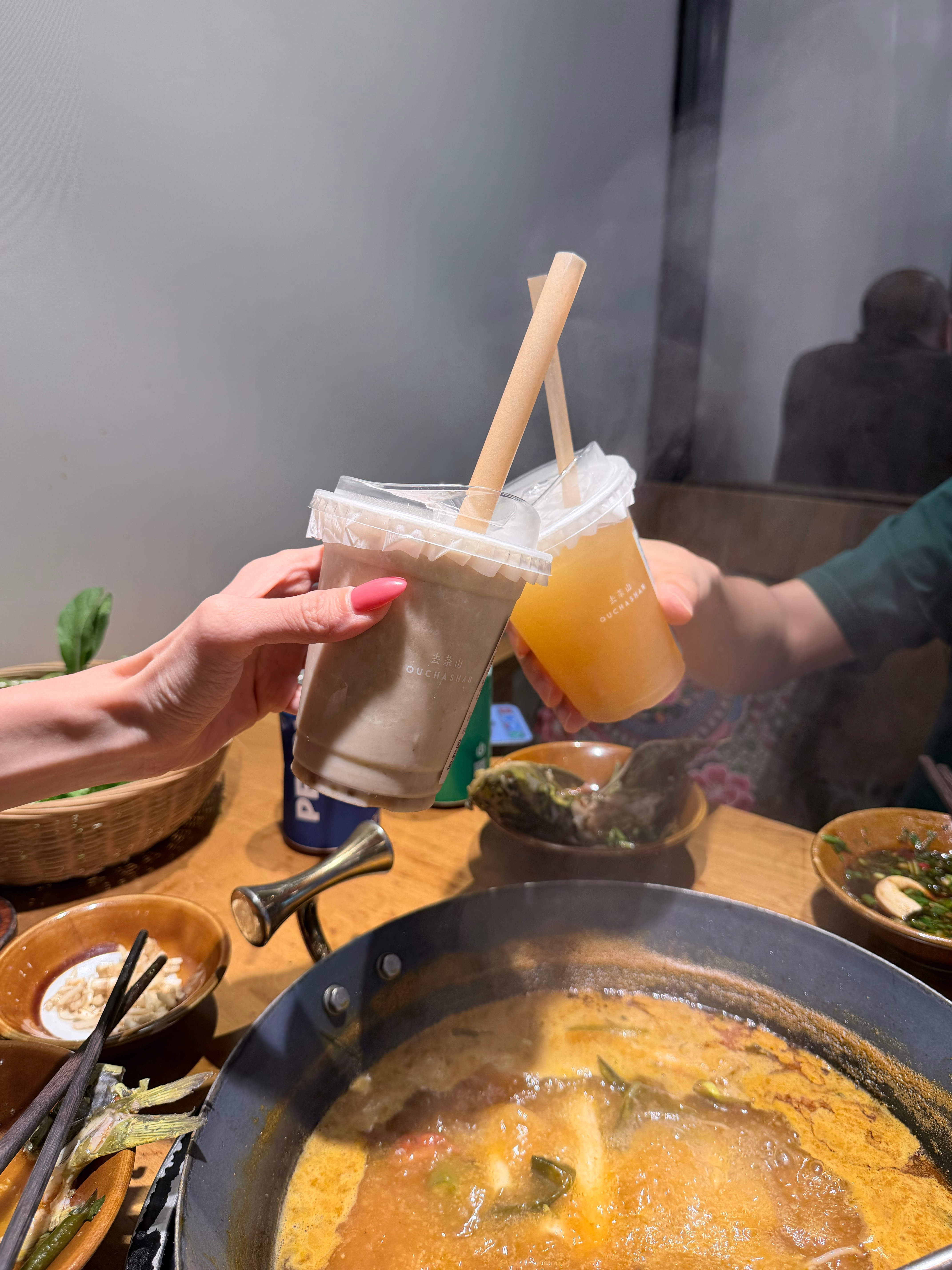 啥东西都看起来好吃恨自己胃太少了好想同时吃烙锅和地摊火锅还有洋芋包饭还有豆米