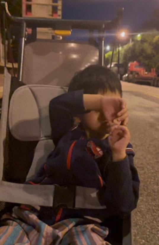 令人揪心不已！武汉一名女子在生育二胎后不幸离世，年仅三岁的大宝尚且不清楚母亲已然
