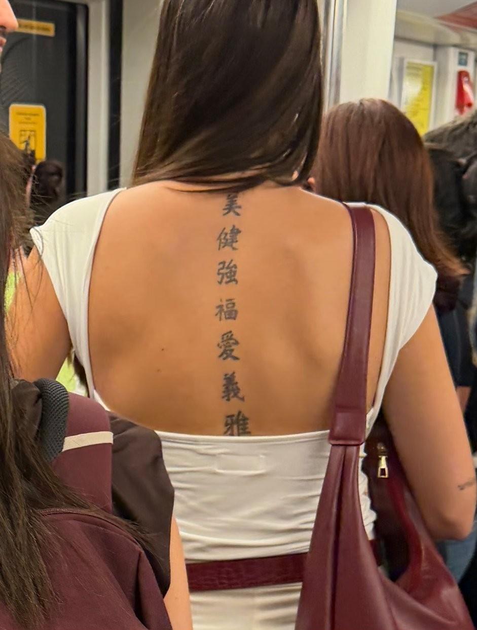 在地铁上瞥见一个热爱中文的意大利女孩的背影，感觉颇为奇妙。那背影散发着一种独特气