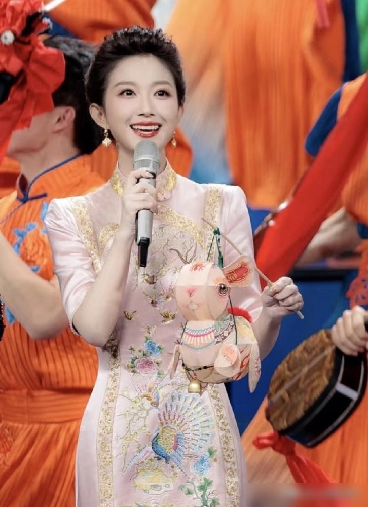 别找了，那个让全网男人排队排到巴黎的晚会最美女主持，底细早就漏了底。你真以为老天