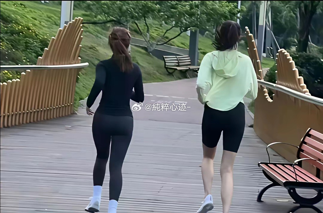 公园偶遇关晓彤晨跑，这大长腿快占身体的2/3了。跟路人对比好惨烈…