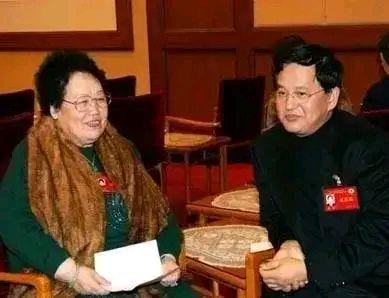 陈丽华是名副其实的副部级领导。她的人生就是一部实打实的草根逆袭传奇。从