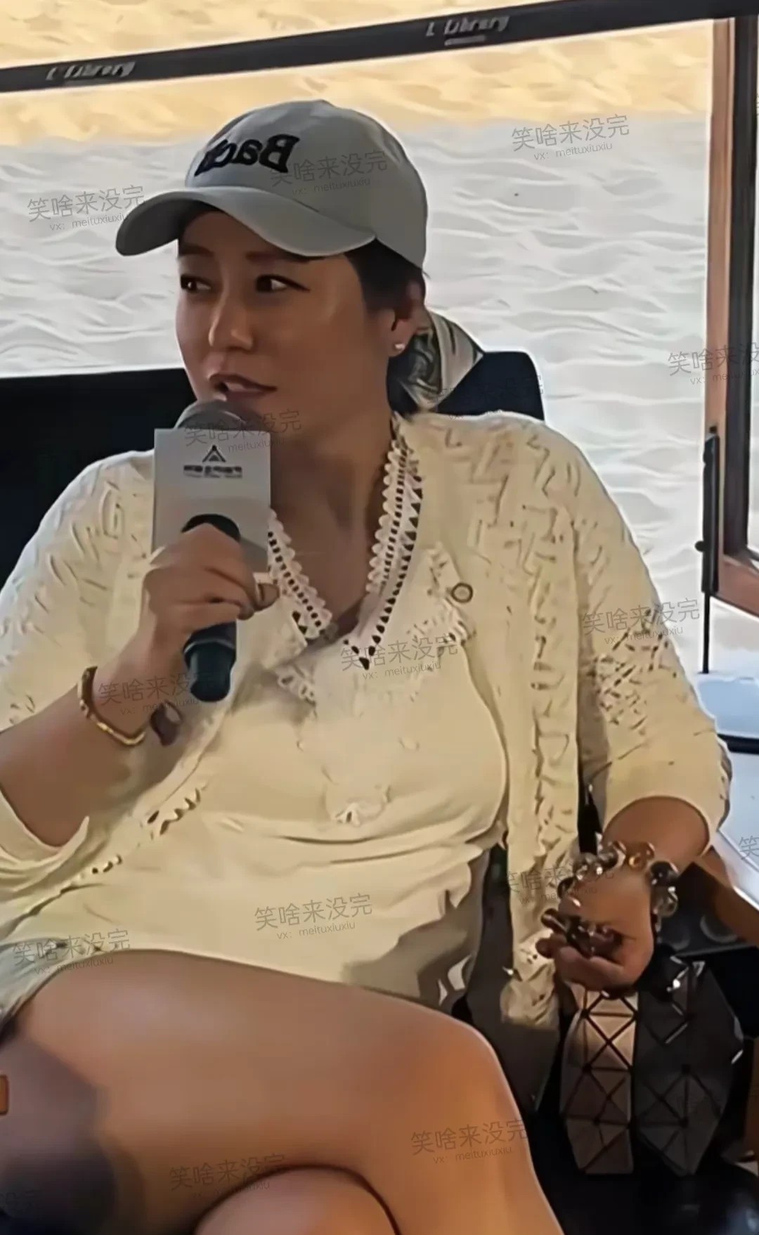 看郝蕾这身段，宽肩圆腰，大腿结实，一看就是健康美。她接受采访时侃侃而谈，那股自信