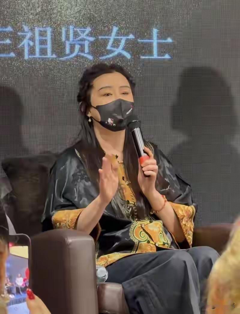 有人说：59岁王祖贤沦落站台，被抛弃23后，她眼睛变一大一小，不漂亮了。当时听