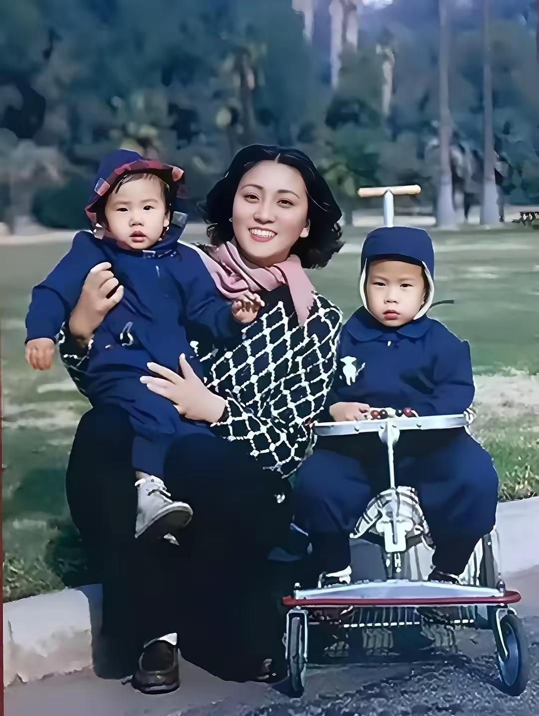 这是蒋英带着年幼的儿子钱永刚、女儿钱永真出游时的真实合影，都看看吧，母子三人的颜