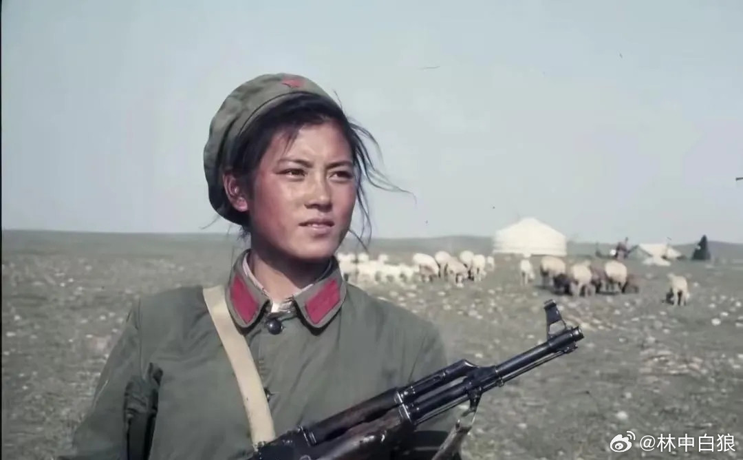 不爱红妆爱武装，充满真实感和力量感的老照片。