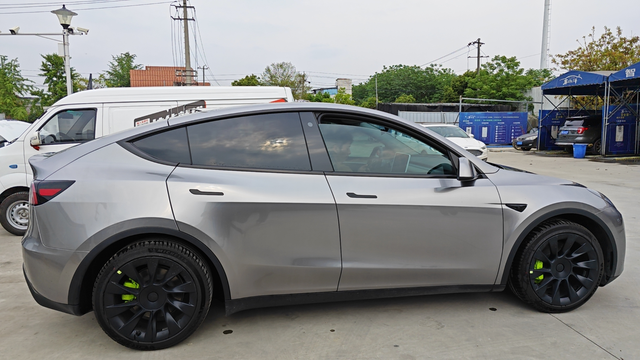 说几点问题4000公里1.雨刮器智障2.天窗晒3.座椅会被防晒霜染色，把手