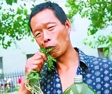1976年起，一重庆男子吃草上瘾，34年吃了40吨草，闻到肉味就想吐，每天就靠吃