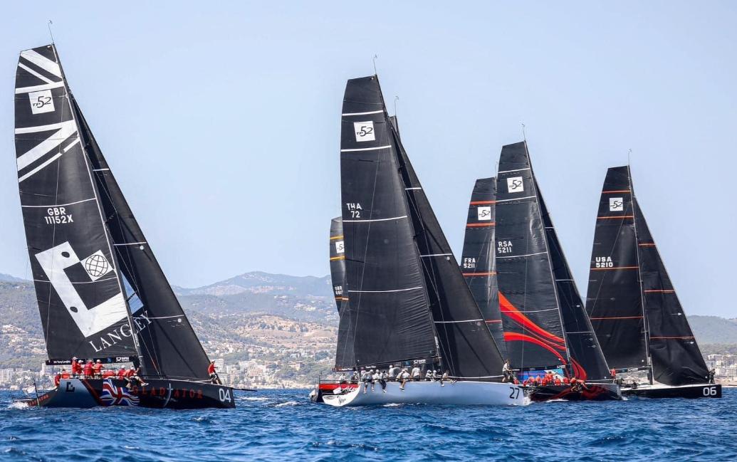 当王室王后也这么卷了吗？苏提达王后回国后现身，不是出席活动也不是去寺庙祈福，而是