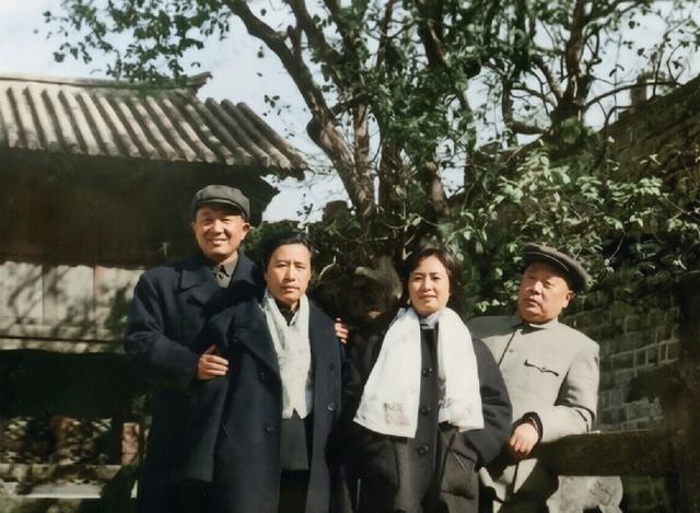 1961年，陈毅元帅偕夫人张茜、罗瑞卿大将偕夫人郝治平结束访缅途经云南昆明时