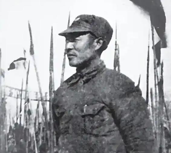 1943年，苏北伪军排长谷德培，搜剿时撞见困于厕所的新四军，抬手朝天连开三枪：他