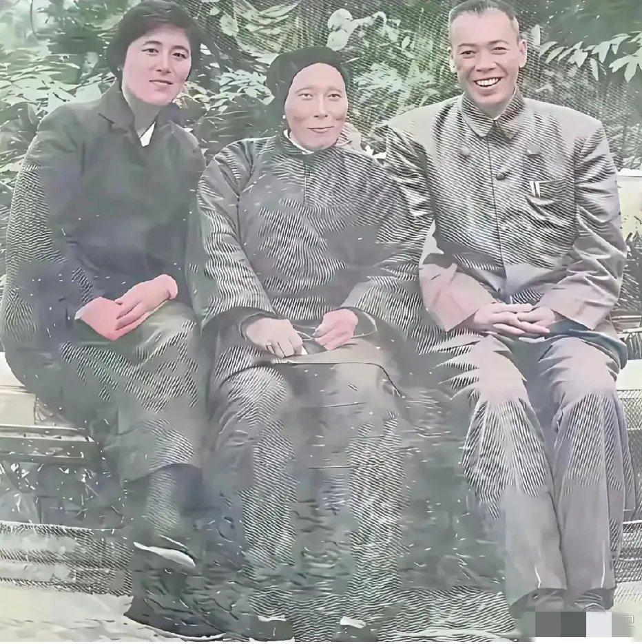 梁兴初将军夫妇与老母亲的一张温馨留影。