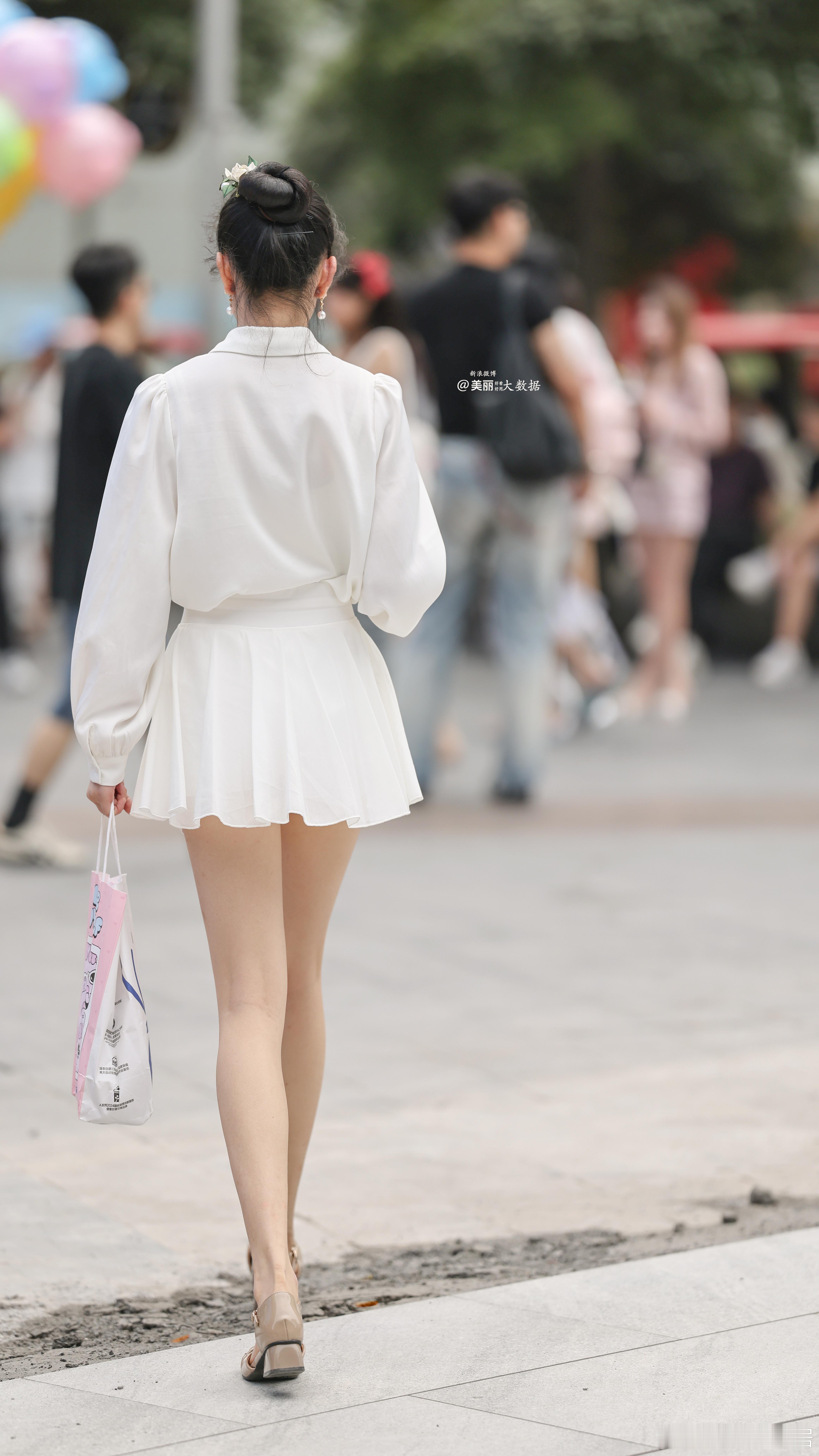 来张背影。。。