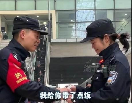 2月11日是农历南方小年，武汉一对“铁警夫妻”依旧在坚守岗位，这是他们俩结婚以来