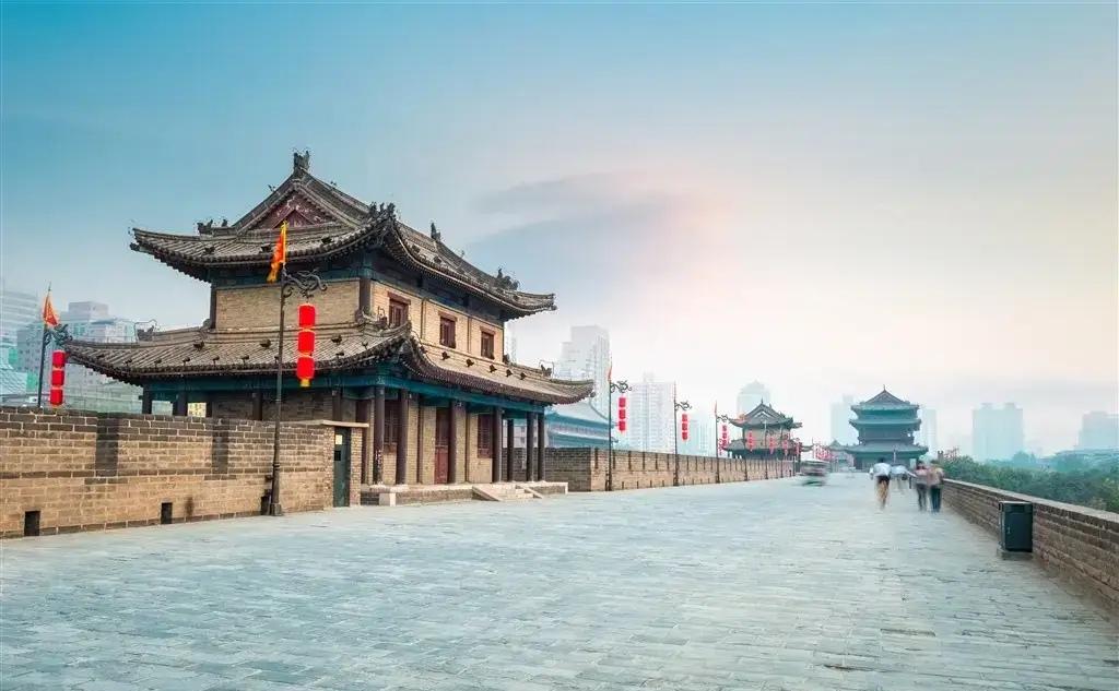 说实话，以前我也觉得，争什么“第一古都”挺无聊的。不就是个名头嘛，各花入各眼