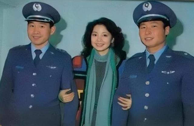 1983年，叛徒孙天勤，镜头中的他穿着军装，嘴角微扬，露出一丝笑容。那张黑白