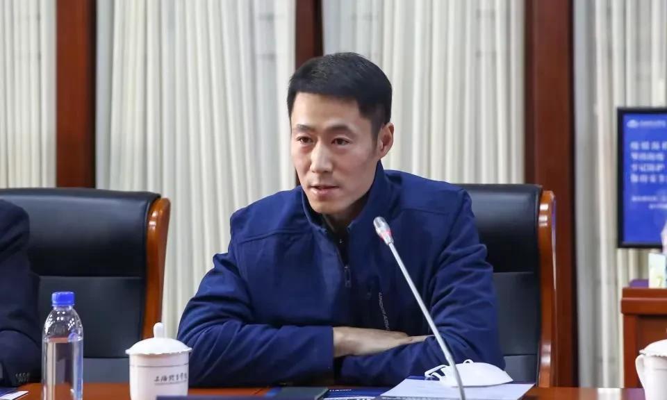 王励勤理解的“集体”有点不同。他不让媒体采访某一个运动员，强调“因为他们是以一个