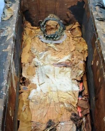 1956年，在郭沫若、吴晗的强烈要求下，国家同意了挖掘万历皇帝的陵墓，在打开棺材