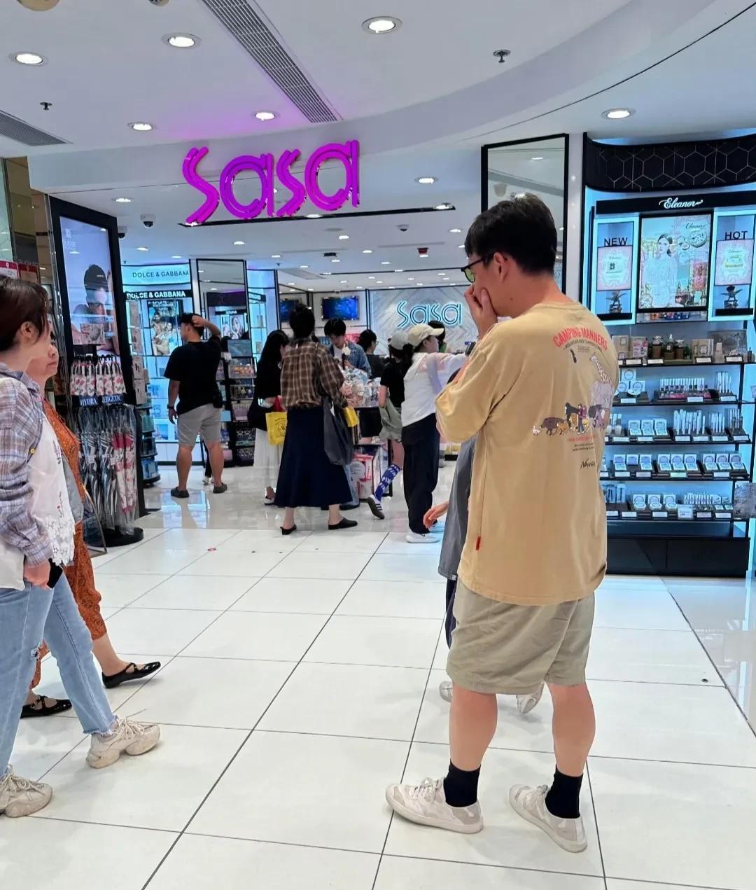 黄磊带着老婆孙莉和两个孩子现身香港，黄磊一身短袖短裤，看起来比之前瘦了不少，大肚
