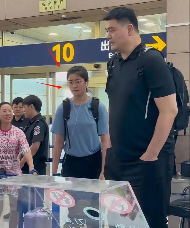 姚明与15岁的女儿姚沁蕾现身机场，身高近2米的姚沁蕾尤其引人注目。或许大家始终有