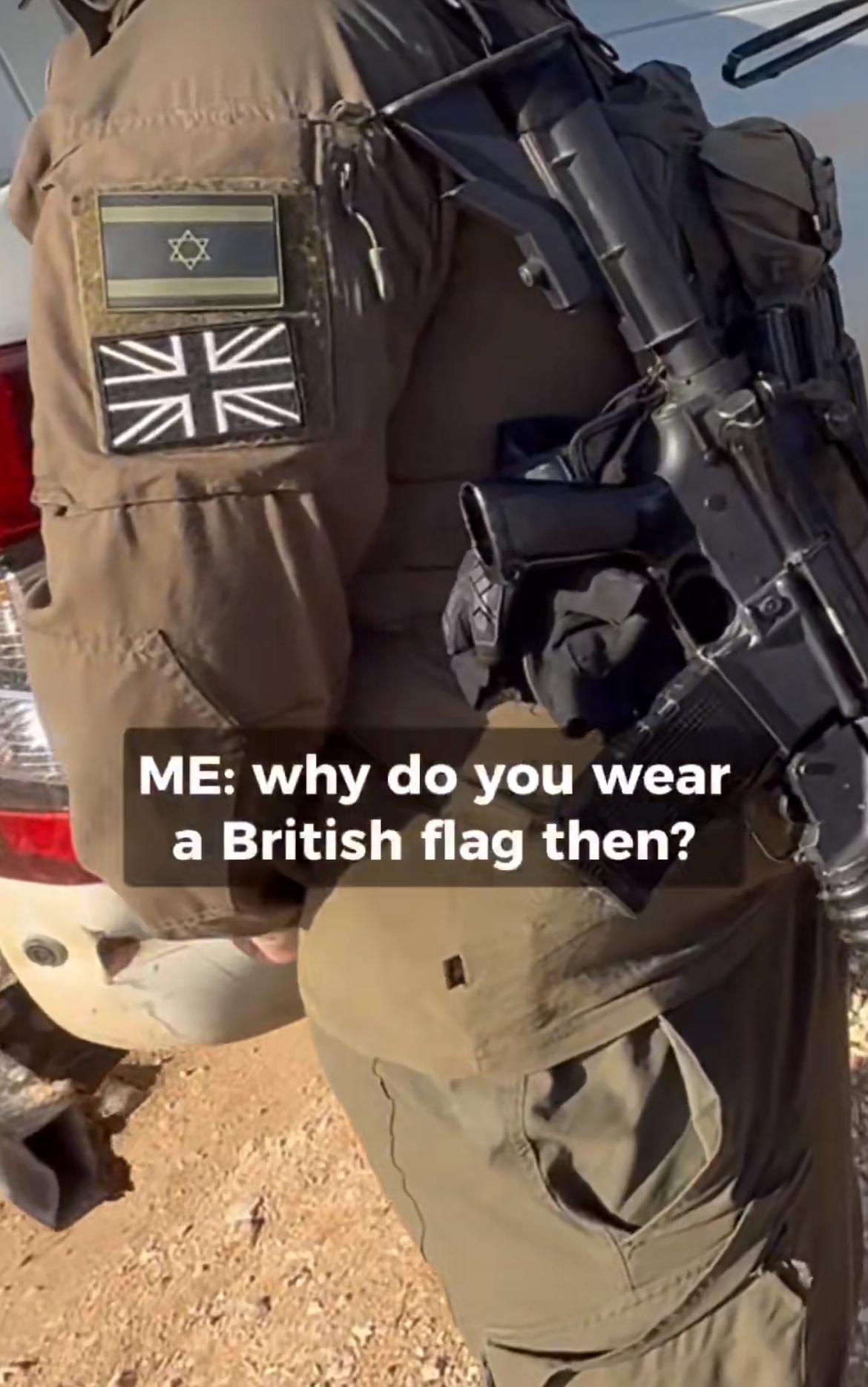外国博主拍到华人佩戴英国的国旗，质疑他的国籍。他说自己是中国香港的，不是英国人，