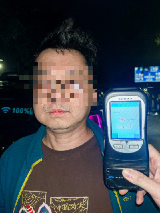 深夜拒等代驾抱侥幸, 广西一男子醉驾被逮个正着!