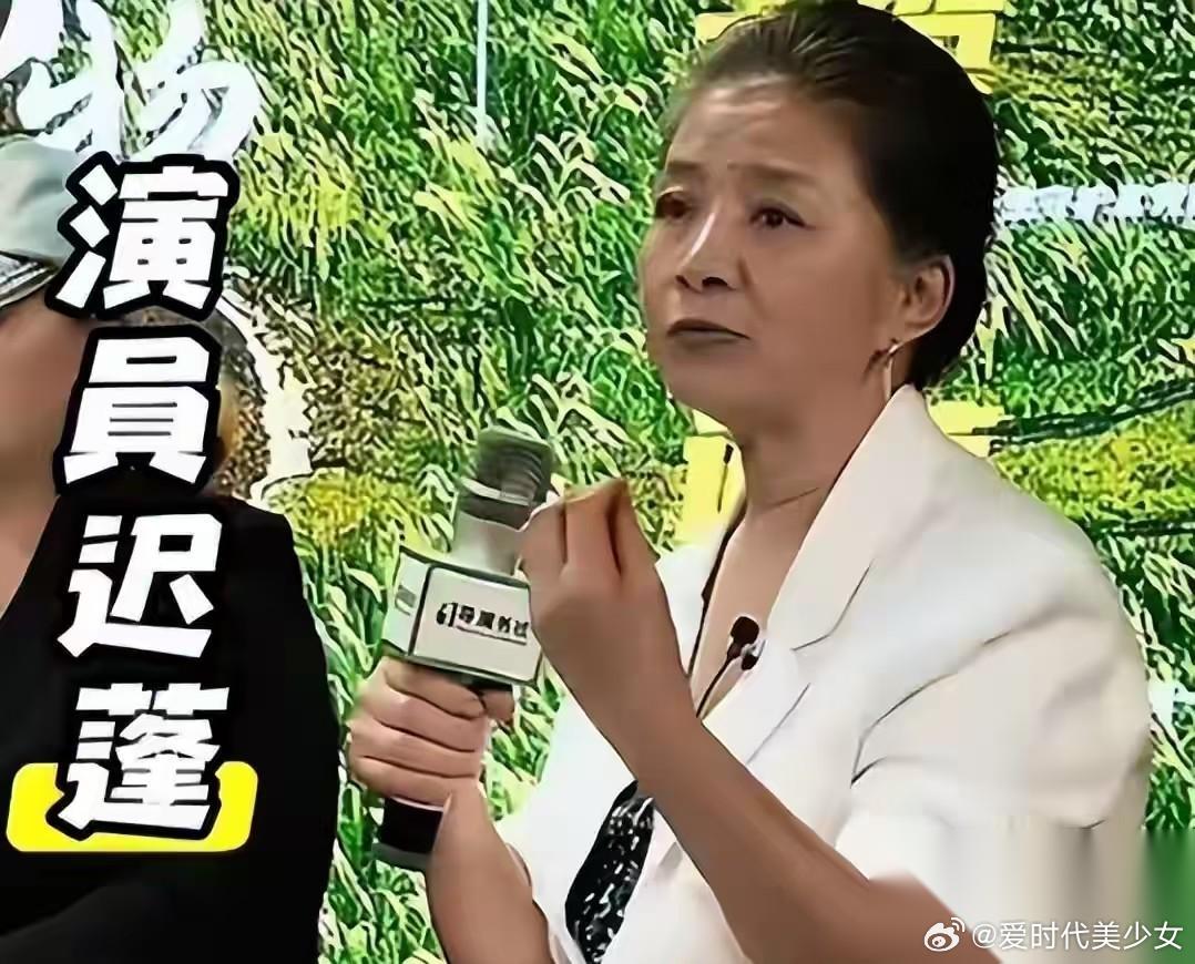 大家有没有发现一个细节，迟蓬拿奖时全场起立鼓掌，不是为了一个女配角，是为了44年