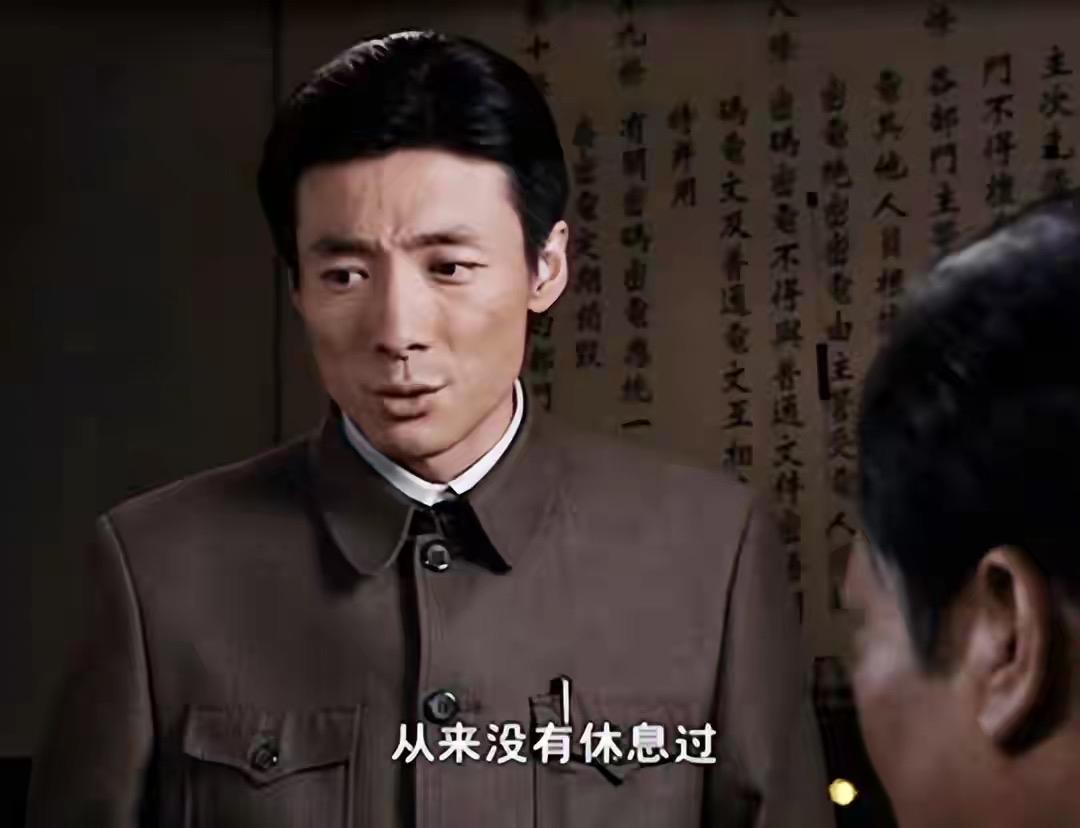 为什么余则成会爱上翠平？余则成首先是个男的，男的本身就慕强，他又是个新派人士