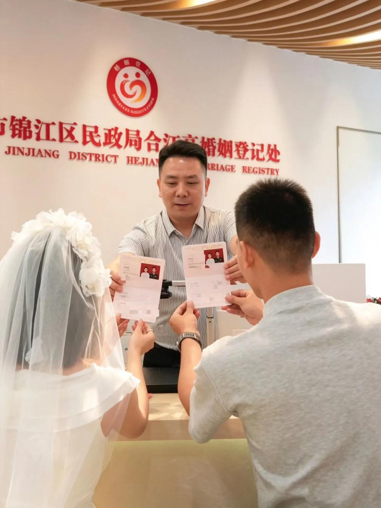 四川成都、小向姑娘的大喜事：美丽漂亮的小向姑娘晒出了她的幸福！自