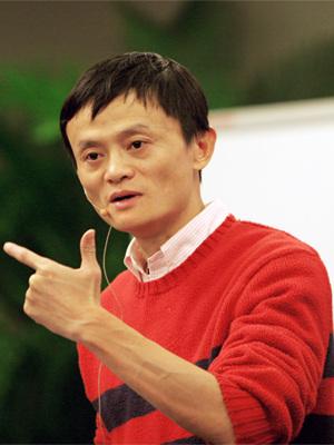 马云能成首富，真不是偶然。他手里像握着望远镜——别人看眼前，他看十年后。当大