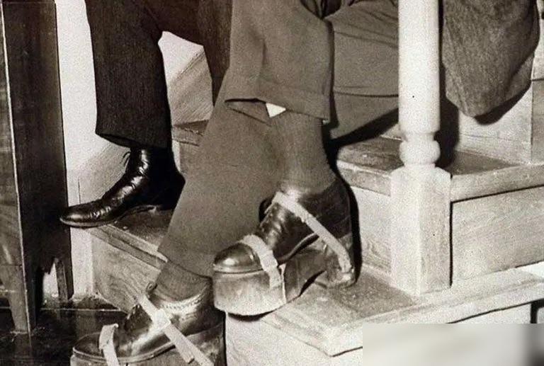 影史最硬的那个男人，亨弗莱·鲍嘉，是被一块7.6厘米的木台“垫”出来的。没错