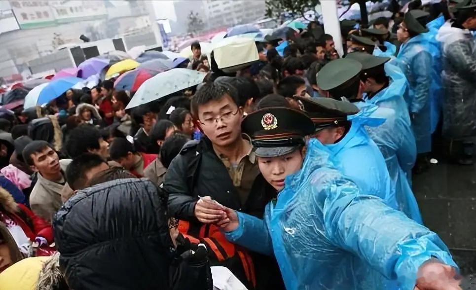 今天回老家了。在高铁站留意到一件事：车站里屏幕上高铁班次的调度堪比地铁。图1是