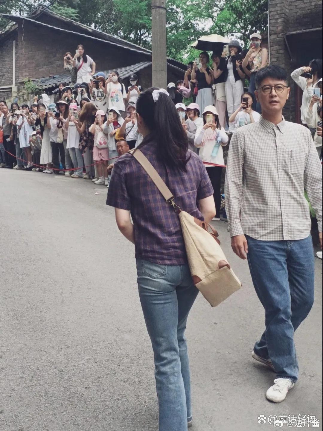 蒋欣拍戏现场，蒋欣好瘦，身材高挑还戴着一副眼镜，斜挎一个大包，看穿搭应该是年代剧
