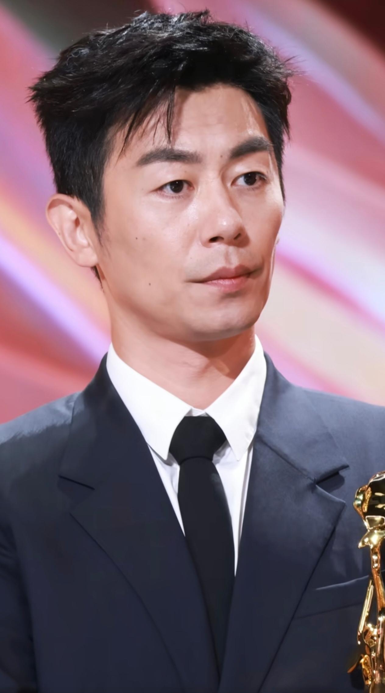 2026年9月29日，第33届金鹰奖现场，42岁的朱亚文凭借《太平年》斩获最佳男