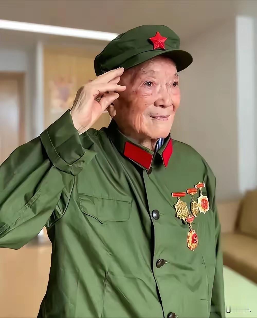 1979年，廖汉生在成都翻干部花名册，看到向轩的名字，行政16级。他问，你七岁参