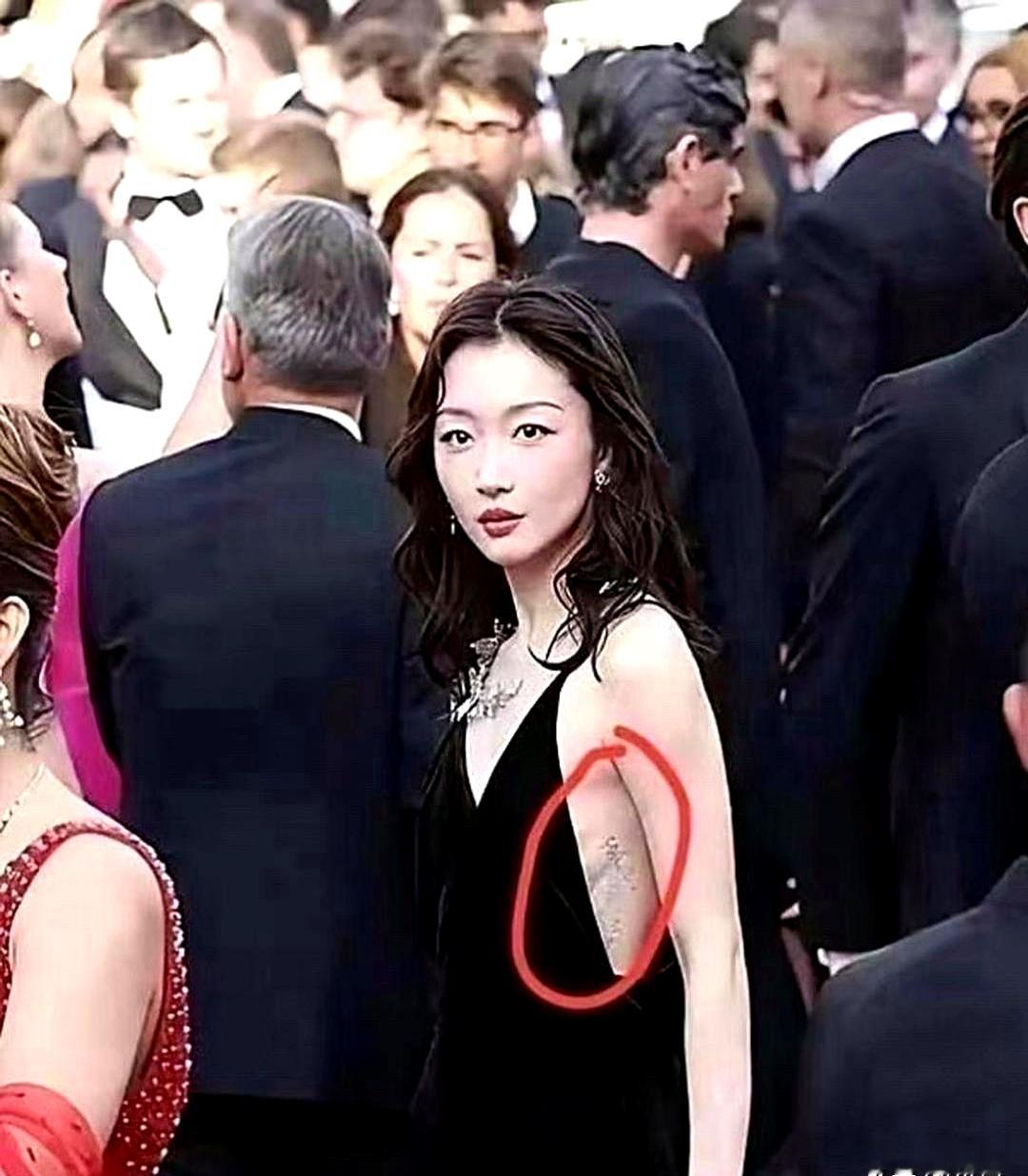 三十多岁的周冬雨在镜头前依然纤细得像个少女，这种极致的冷淡风身材，直接撕开了娱乐圈最真实的硬件门槛。