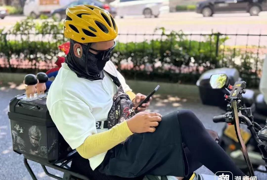媒体报道外卖小哥“月入将近两万”，网友嘴毒：“这是天热缺人了！”为了证实月入确