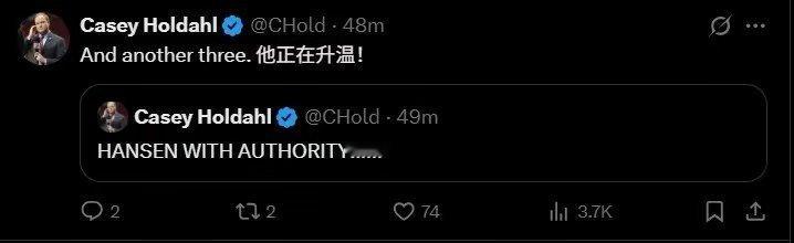 双语夸奖！开拓者队跟队记者CaseyHoldahl正在看第三场夏季联赛，他兴奋