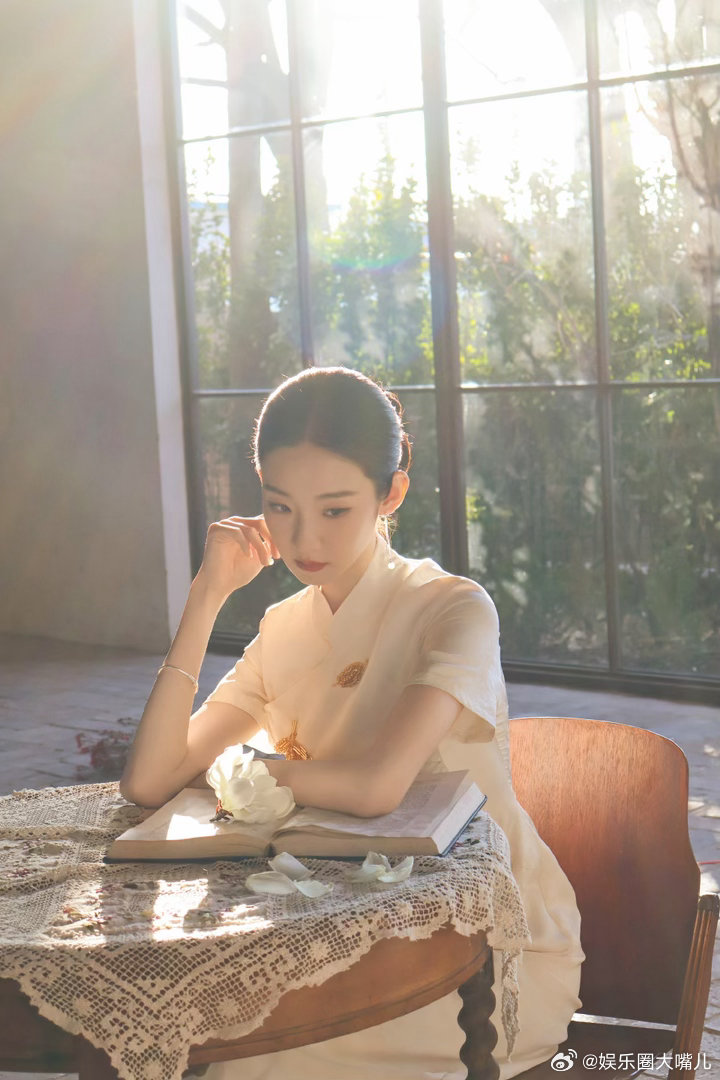 张艺凡民国风穿出了故事感张艺凡素色旗袍造型太有韵味！温柔清冷的古典气质，自带故